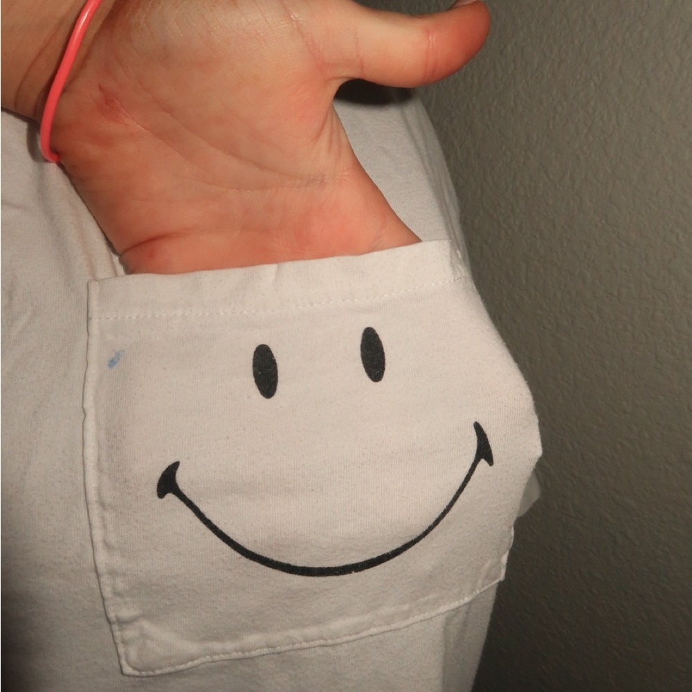 American Eagle Outfitters White Short-Sleeve Tee with Pocket Smiley - Picture 6 of 9